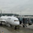 Platane Flugzeug Hobel, draußen, Himmel, Fahrzeug, Verkehrsflugzeug, Flughafen, Airline, Flugzeug, Transport, Flugreise, Düsentriebwerk, Flugplatzvorfeld, Dienstleistung, Flugzeugtriebwerk, Runway, Düsenflugzeug, Schmalrumpfflugzeug, Fluggastbrücke, airbus, Asphalt, Luftfahrt, Jet, Luftfahrttechnik, halten, Landeklappe, Gelände, Groß, Tor