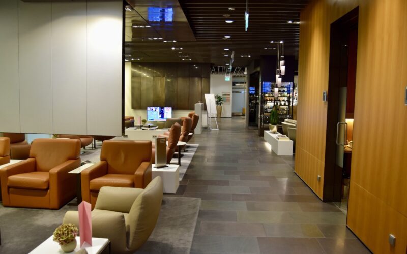 Mobiliar, Im Haus, Boden, Inneneinrichtung, Decke, Empfangshalle, Zimmer, Fußboden, Couch, Warteraum, Studiocouch, Gang, Wand, Hotel, Stuhl, Groß
