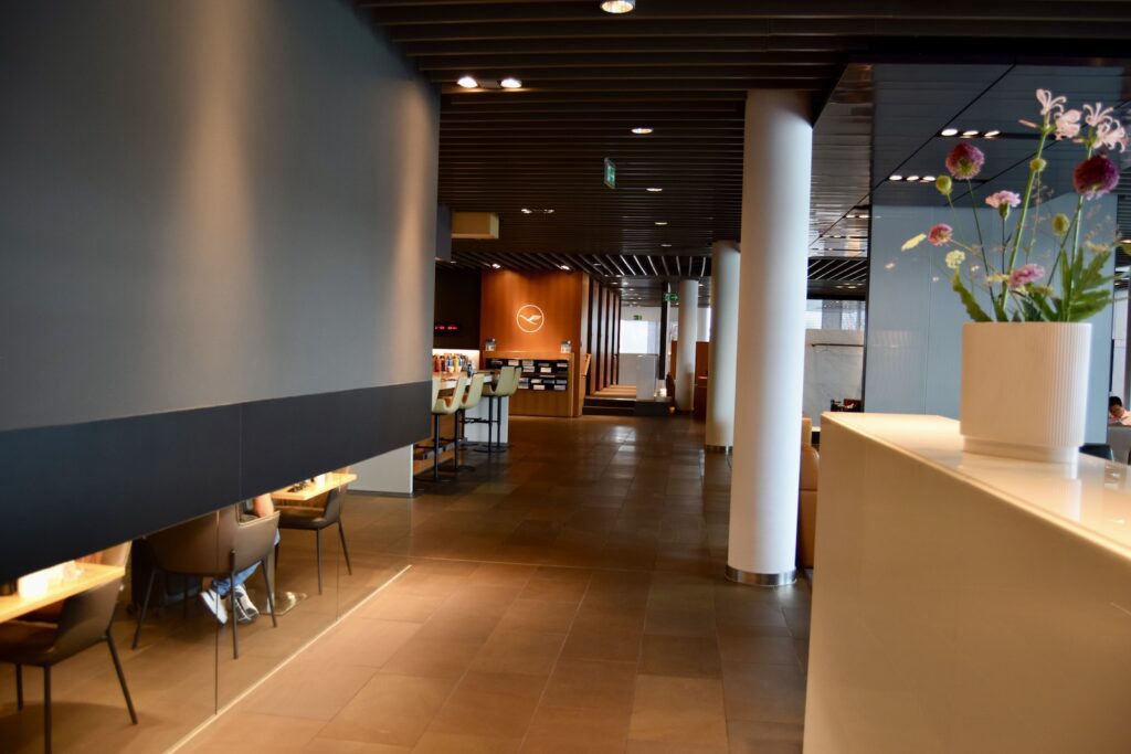 Im Haus, Mobiliar, Boden, Decke, Stuhl, Inneneinrichtung, Wand, Vase, Empfangshalle, Zimmerpflanze, Blume, Fußboden, Esstisch, Tisch, Zimmer, Hotel