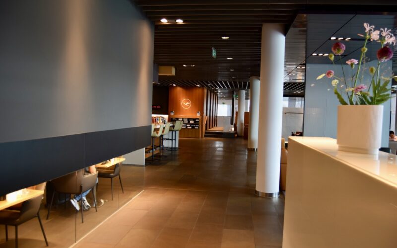 Im Haus, Mobiliar, Boden, Decke, Stuhl, Inneneinrichtung, Wand, Vase, Empfangshalle, Zimmerpflanze, Blume, Fußboden, Esstisch, Tisch, Zimmer, Hotel