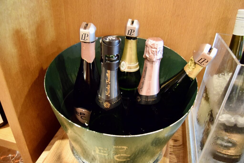 Drink, Eimer, Glasflasche, Im Haus, Flasche, Alkoholisches Getränk, Wein, Alkohol, Behälter, Tisch