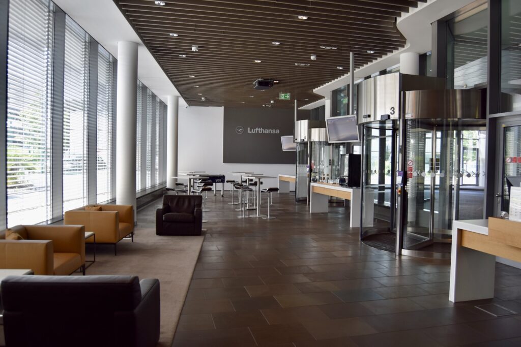 Mobiliar, Im Haus, Boden, Inneneinrichtung, Empfangshalle, Kaffeetisch, Couch, Tisch, Studiocouch, Decke, Fußboden, Zimmer, Warteraum, Wand, Bettsofa, Armlehne, Tageslichtsysteme, Fenster, Stuhl, Hotel, Design