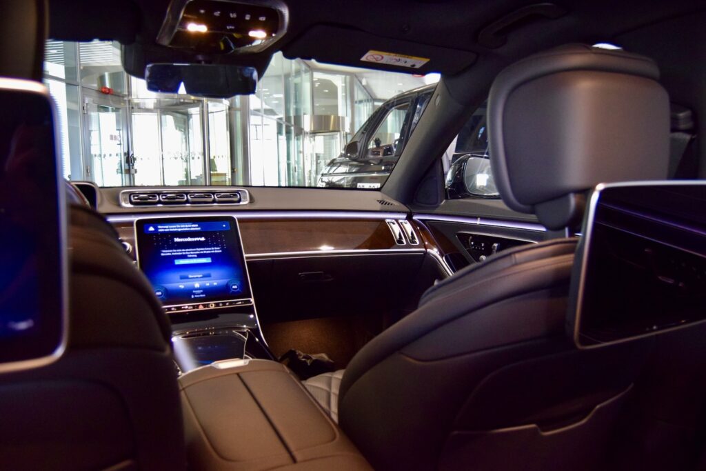 Auto, Landfahrzeug, Kopfstütze, Autositz, Autositzbezug, Motorfahrzeug, Mittelkonsole, Spiegel, Lenkrad, Im Haus, Fahrzeug