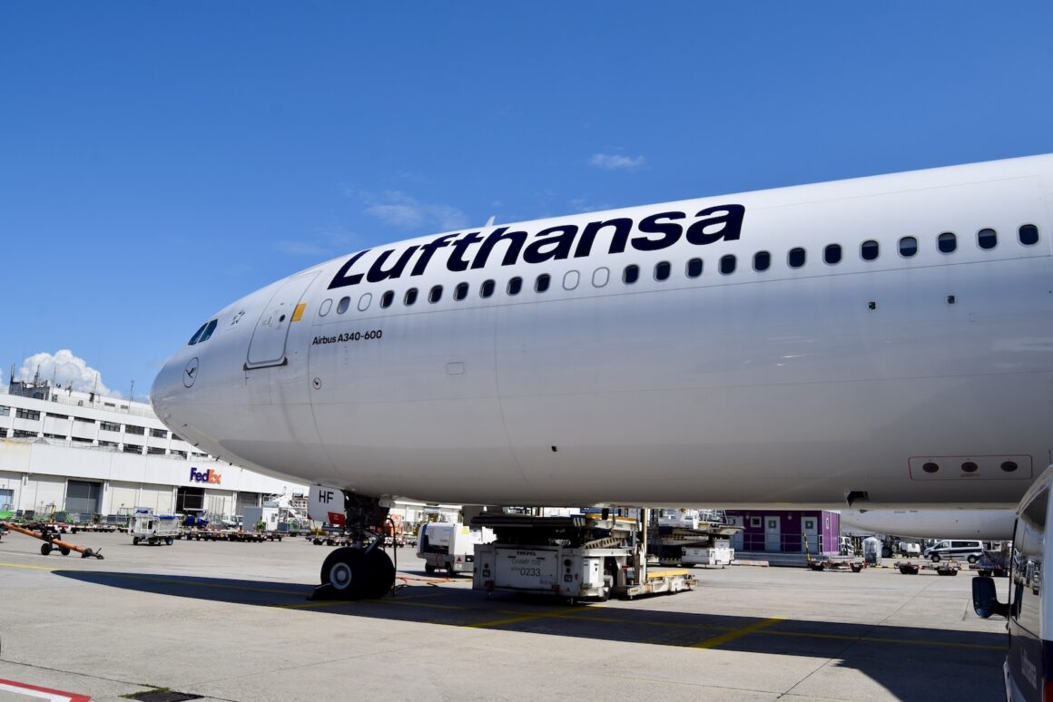 Platane Flugzeug Hobel, draußen, Himmel, Verkehrsflugzeug, Fahrzeug, Transport, Flugreise, Flugzeug, Airline, Dienstleistung, Düsenflugzeug, Schmalrumpfflugzeug, Luftfahrt, Luftfahrttechnik, Flugzeugtriebwerk, Düsentriebwerk, Flugplatzvorfeld, Flughafen, halten, Runway, Gelände, Asphalt, Jet, Groß, Menschen, airbus