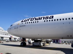 Platane Flugzeug Hobel, draußen, Himmel, Verkehrsflugzeug, Fahrzeug, Transport, Flugreise, Flugzeug, Airline, Dienstleistung, Düsenflugzeug, Schmalrumpfflugzeug, Luftfahrt, Luftfahrttechnik, Flugzeugtriebwerk, Düsentriebwerk, Flugplatzvorfeld, Flughafen, halten, Runway, Gelände, Asphalt, Jet, Groß, Menschen, airbus