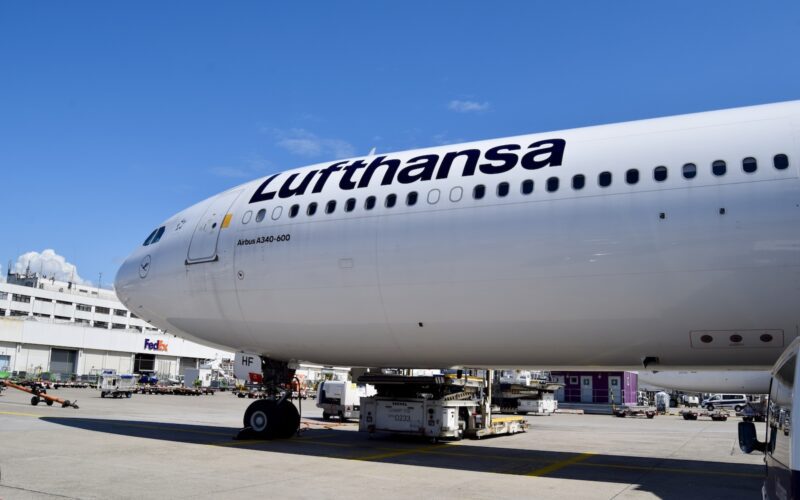 Platane Flugzeug Hobel, draußen, Himmel, Verkehrsflugzeug, Fahrzeug, Transport, Flugreise, Flugzeug, Airline, Dienstleistung, Düsenflugzeug, Schmalrumpfflugzeug, Luftfahrt, Luftfahrttechnik, Flugzeugtriebwerk, Düsentriebwerk, Flugplatzvorfeld, Flughafen, halten, Runway, Gelände, Asphalt, Jet, Groß, Menschen, airbus