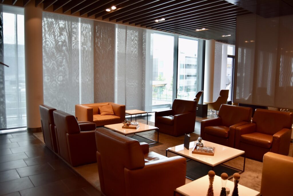 Im Haus, Mobiliar, Inneneinrichtung, Fenster, Wand, Kaffeetisch, Tisch, Boden, Decke, Vase, Wohnzimmer, Essen, Stuhl, Design, Zimmer, Hotel