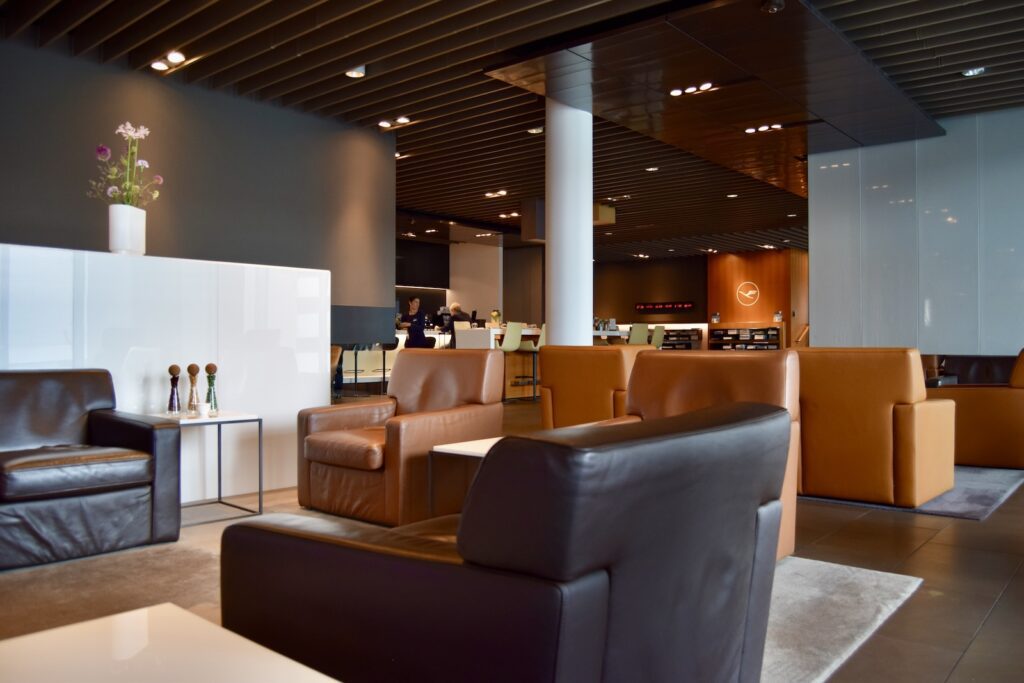Im Haus, Inneneinrichtung, Couch, Studiocouch, Decke, Wand, Boden, Bettsofa, Kaffeetisch, Kleines Sofa, Warteraum, Armlehne, Tisch, Empfangshalle, Zimmer, Fußboden, Sofa, Stuhl, Design, Hotel, Mobiliar, Lounge