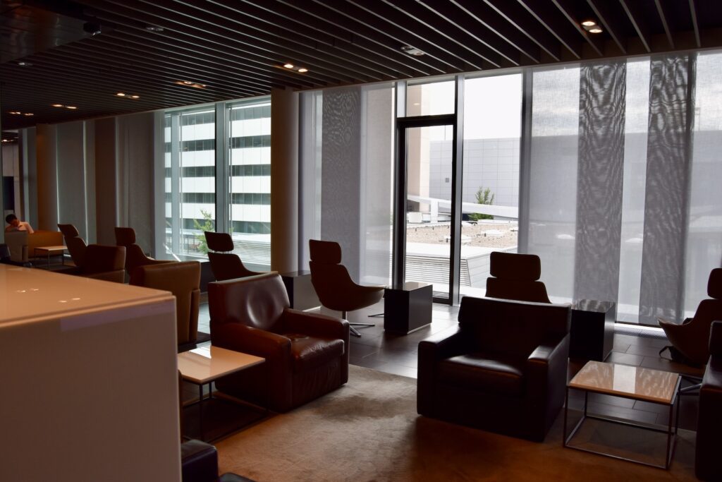 Im Haus, Mobiliar, Inneneinrichtung, Szene, Tisch, Decke, Fenster, Couch, Boden, Studiocouch, Wand, Kaffeetisch, Bettsofa, Zimmer, Armlehne, Warteraum, Kleines Sofa, Fußboden, Wohnzimmer, Stuhl, Design