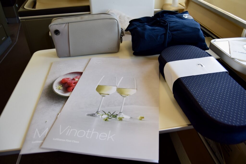 Im Haus, Mobiliar, Tisch, Büroausstattung, Gepäck und Koffer, Wand