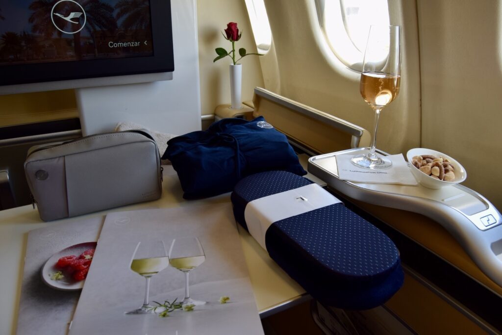 Im Haus, Wand, Mobiliar, Gepäck und Koffer, Zimmer, Computermaus, Behälter, Tisch