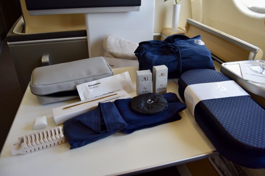 Im Haus, Mobiliar, Gepäck und Koffer, Wand, Tisch, Tasche, Rucksack