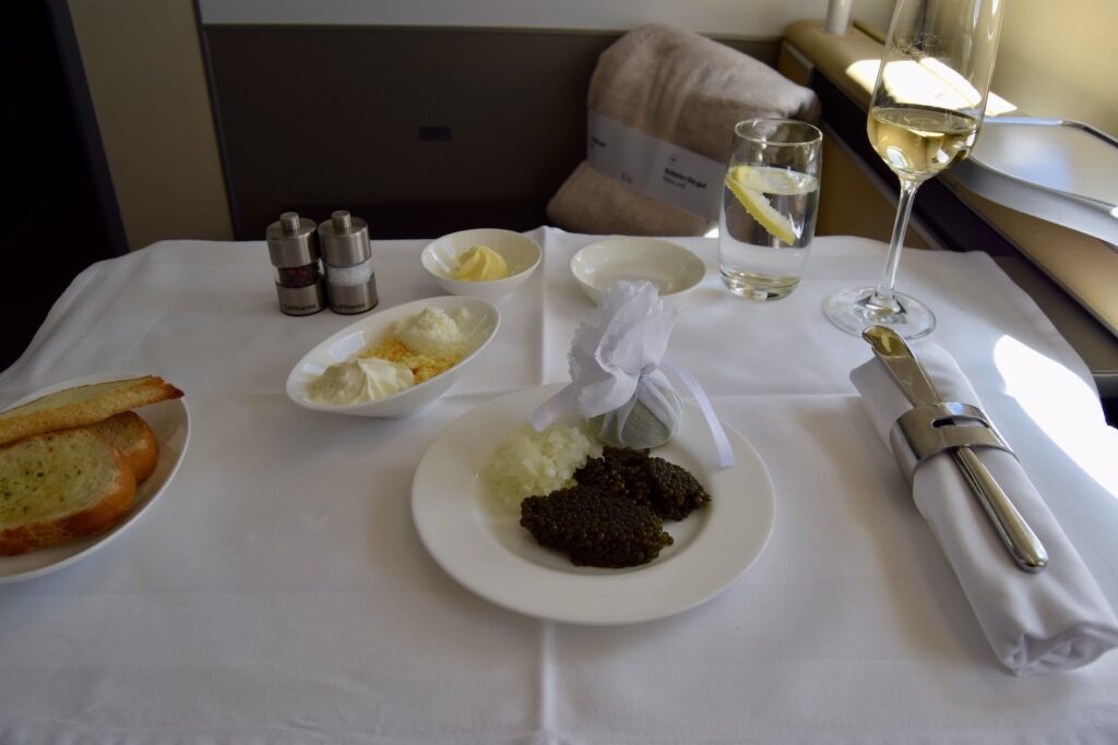 Geschirr, Essen, Mahlzeit, Im Haus, Platte, Küchenutensil, Gabel, Teller, Brunch, Tafelsilber, Fastfood, Serviergeschirr, Frühstück, Weinglas, Abendessen, Snack, Kulinarik, Tischtuch, weiß, Restaurant, Tisch