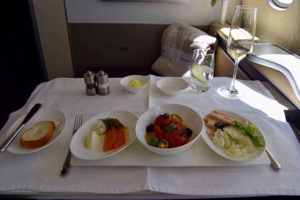 Essen, Geschirr, Mahlzeit, Platte, Im Haus, Küchenutensil, Gabel, Brunch, Teller, Abendessen, Tafelsilber, Mittagessen, Kulinarik, Mahl, Löffel, Serviergeschirr, Kochkunst, Fastfood, Restaurant, Wand, weiß, Frühstück, Tisch