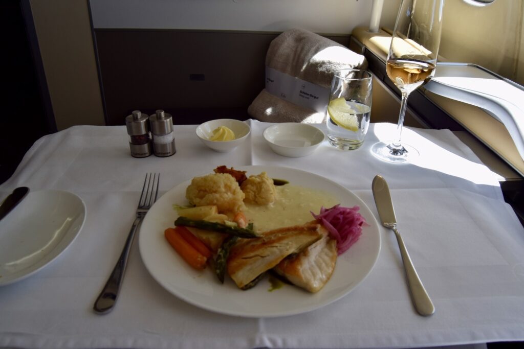 Geschirr, Essen, Platte, Mahlzeit, Gabel, Im Haus, Küchenutensil, Brunch, Tafelsilber, Serviergeschirr, Teller, Weinglas, Tischtuch, Serviette, Kulinarik, Kochkunst, Drink, Fastfood, Frühstück, Abendessen, Service, Tafelmesser, Mahl, Restaurant, Tisch