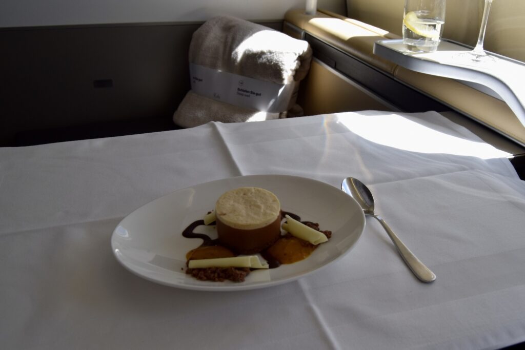 Geschirr, Platte, Im Haus, Tisch, Küchenutensil, Tafelsilber, Gabel, Serviergeschirr, Milchprodukte, Essen, Löffel, weiß, Mahlzeit, Serviette, Wand, Nachspeise, Eis, Sahne, Restaurant