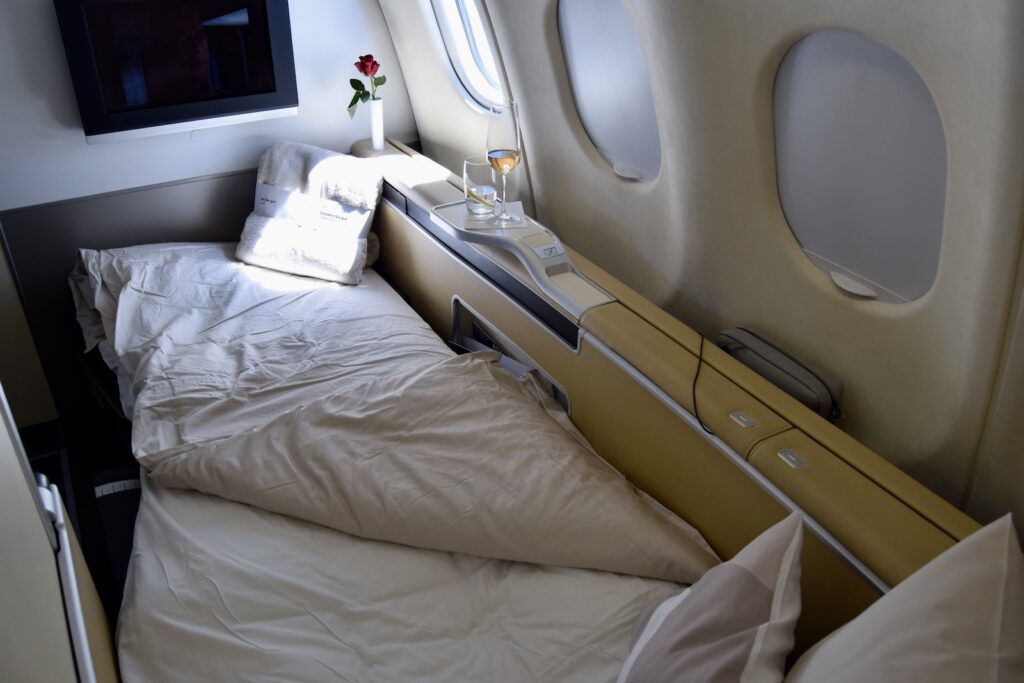 Im Haus, Bett, Flugzeugkabine, Kissen, Wand, Leinenstoffe