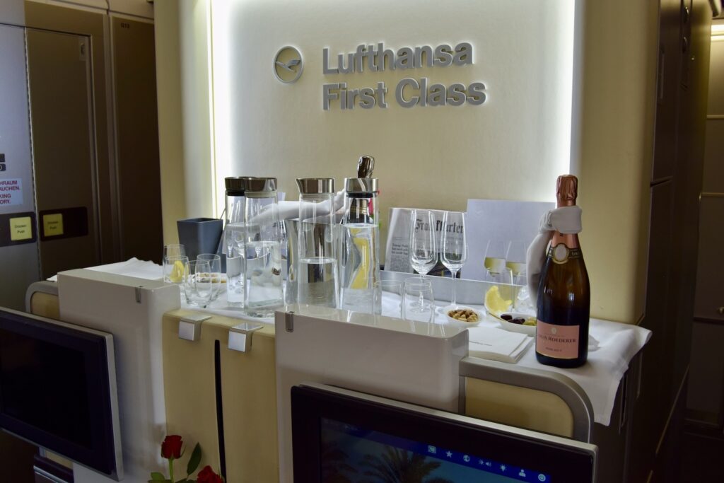 Im Haus, Wand, Flasche, Text, Arbeitsfläche, Fernsehen, Person