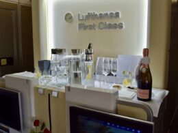 Im Haus, Wand, Flasche, Text, Arbeitsfläche, Fernsehen, Person