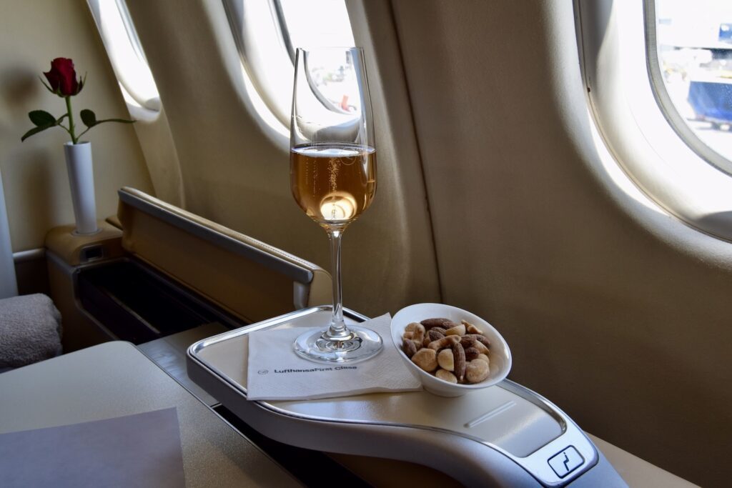 Im Haus, Fenster, Drink, Wand, Geschirr, Zug, Glas, Tisch