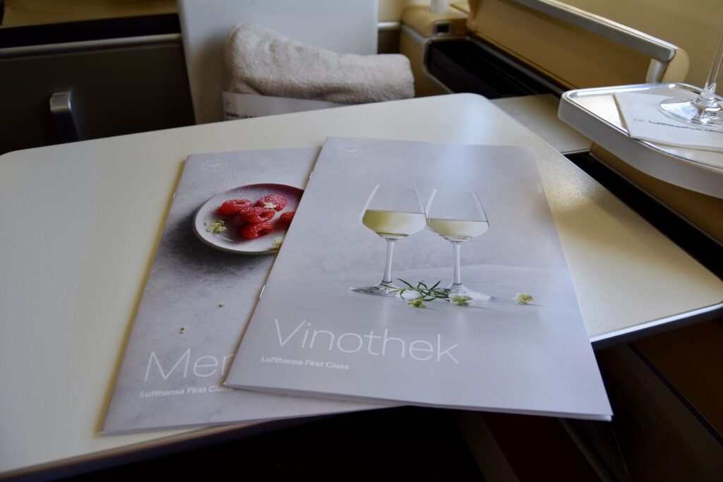 Im Haus, Geschirr, Platte, Schüssel, Waschbecken, Wand, Tisch, Essen