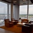 Im Haus, Inneneinrichtung, Fenster, Couch, Boden, Studiocouch, Kaffeetisch, Tisch, Bettsofa, Wand, Penthouse, Kleines Sofa, Vase, Armlehne, Fußboden, Bude, Wohnzimmer, Decke, Hotel, Mobiliar, Zimmer
