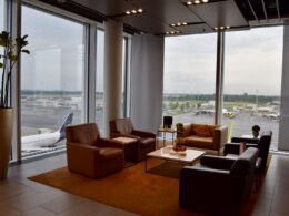 Im Haus, Inneneinrichtung, Fenster, Couch, Boden, Studiocouch, Kaffeetisch, Tisch, Bettsofa, Wand, Penthouse, Kleines Sofa, Vase, Armlehne, Fußboden, Bude, Wohnzimmer, Decke, Hotel, Mobiliar, Zimmer