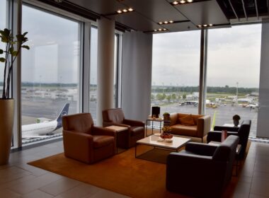 Im Haus, Inneneinrichtung, Fenster, Couch, Boden, Studiocouch, Kaffeetisch, Tisch, Bettsofa, Wand, Penthouse, Kleines Sofa, Vase, Armlehne, Fußboden, Bude, Wohnzimmer, Decke, Hotel, Mobiliar, Zimmer