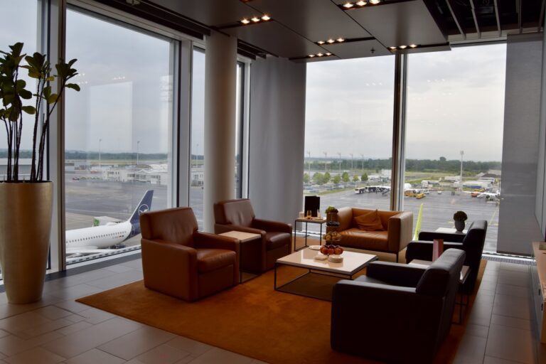 Im Haus, Inneneinrichtung, Fenster, Couch, Boden, Studiocouch, Kaffeetisch, Tisch, Bettsofa, Wand, Penthouse, Kleines Sofa, Vase, Armlehne, Fußboden, Bude, Wohnzimmer, Decke, Hotel, Mobiliar, Zimmer