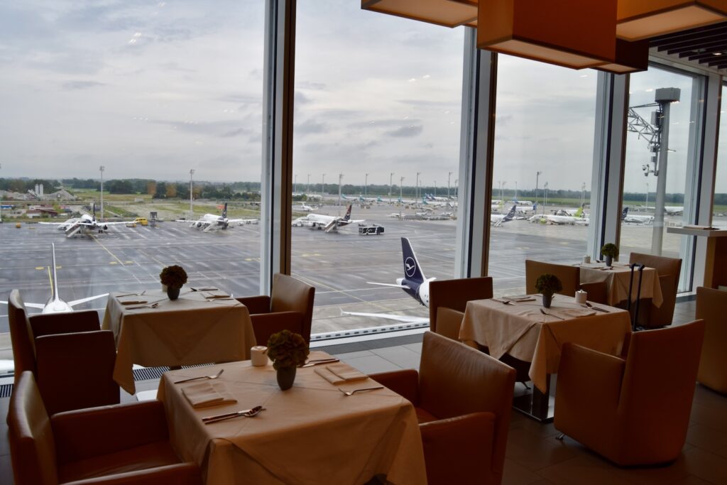 Himmel, Mobiliar, Wasser, Schiff, draußen, Tisch, Fenster, Wolke, Meer, Boot, Essen, Sitzen, Stuhl, Im Haus, Boden, Fluss