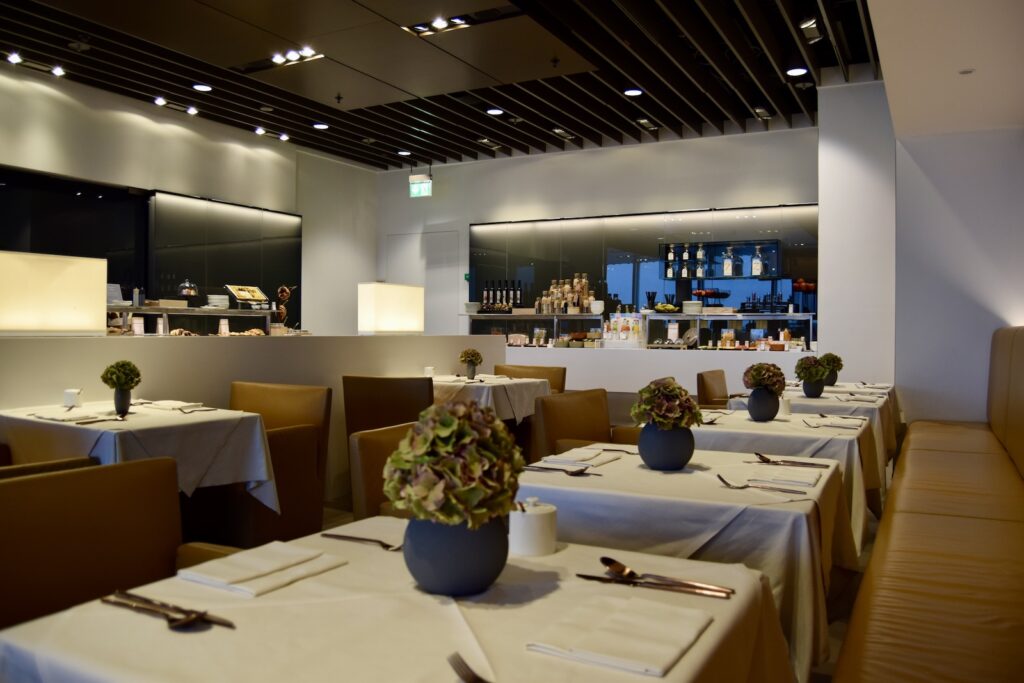 Im Haus, Mobiliar, Decke, Wand, Tisch, Vase, Stuhl, Tischtuch, Zimmerpflanze, Inneneinrichtung, Restaurant, Geschirr, Veranstaltungshalle, Esstisch, Hotel