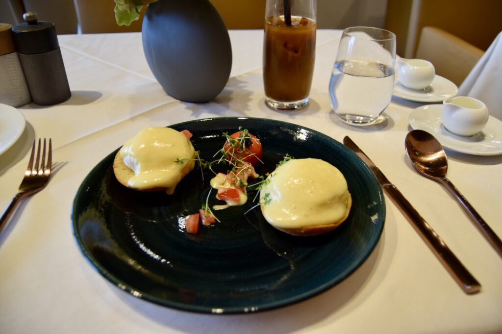Geschirr, Tisch, Platte, Essen, Mahlzeit, Serviergeschirr, Küchenutensil, Teller, Im Haus, Brunch, Gabel, Kochkunst, Tafelsilber, Drink, Küchenutensilien, Unterteller, Kulinarik, Porzellan, Service, À-la-carte-Gerichte, Cicchetti, Schüssel, Löffel, Frühstück, Restaurant, Ei, Tasse