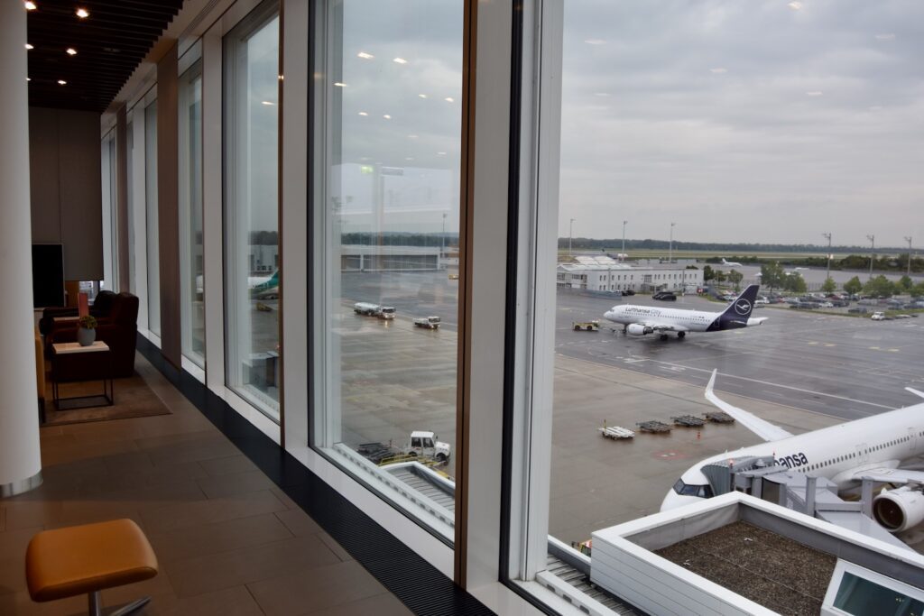 Gebäude, Himmel, Stuhl, Mobiliar, Wolke, draußen, Platane Flugzeug Hobel, Boden, Fenster, Flughafen, Gelände, Im Haus, Deck