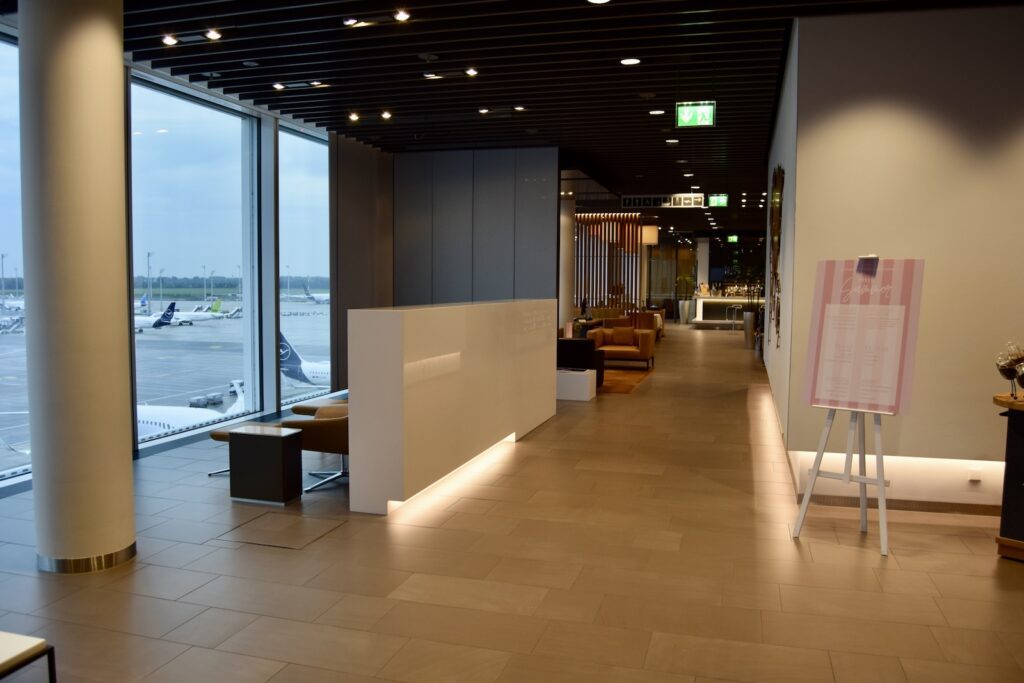 Mobiliar, Im Haus, Boden, Inneneinrichtung, Tisch, Wand, Fußboden, Decke, Empfangshalle, Zimmer, Halle, Stuhl, Kunst, Design