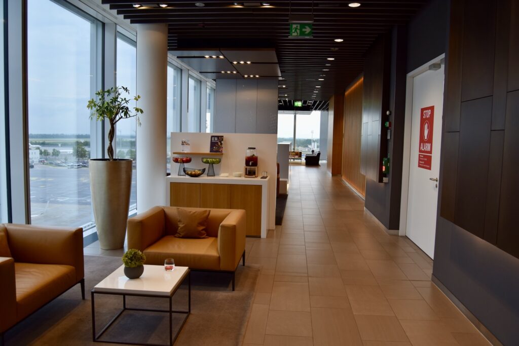 Im Haus, Inneneinrichtung, Boden, Mobiliar, Couch, Studiocouch, Wand, Kaffeetisch, Fußboden, Decke, Bettsofa, Tisch, Vase, Empfangshalle, Zimmer, Warteraum, Kleines Sofa, Armlehne, Penthouse, Fenster, Hotel, Stuhl, Design