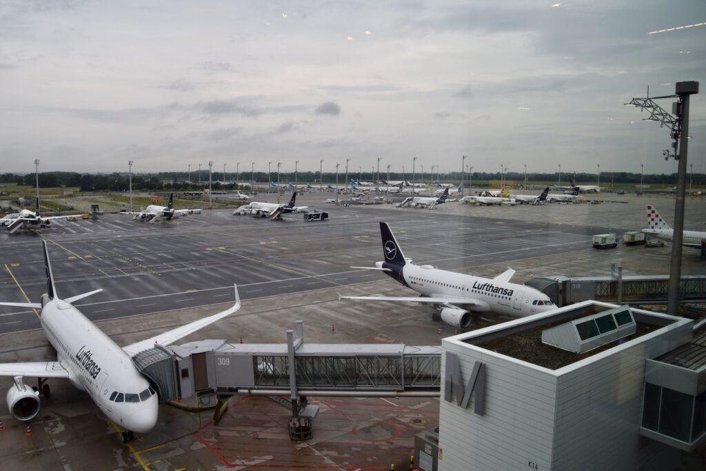 draußen, Platane Flugzeug Hobel, Himmel, Flughafen, Gelände, Wolke, Fahrzeug, Flugplatzvorfeld, Verkehrsflugzeug, Airline, Flugreise, Fluggastbrücke, Runway, Düsenflugzeug, Luftfahrt, Flugzeug, Schmalrumpfflugzeug, halten, Flugzeugtriebwerk, Jet, Sitzen, Asphalt, Angedockt, Tor