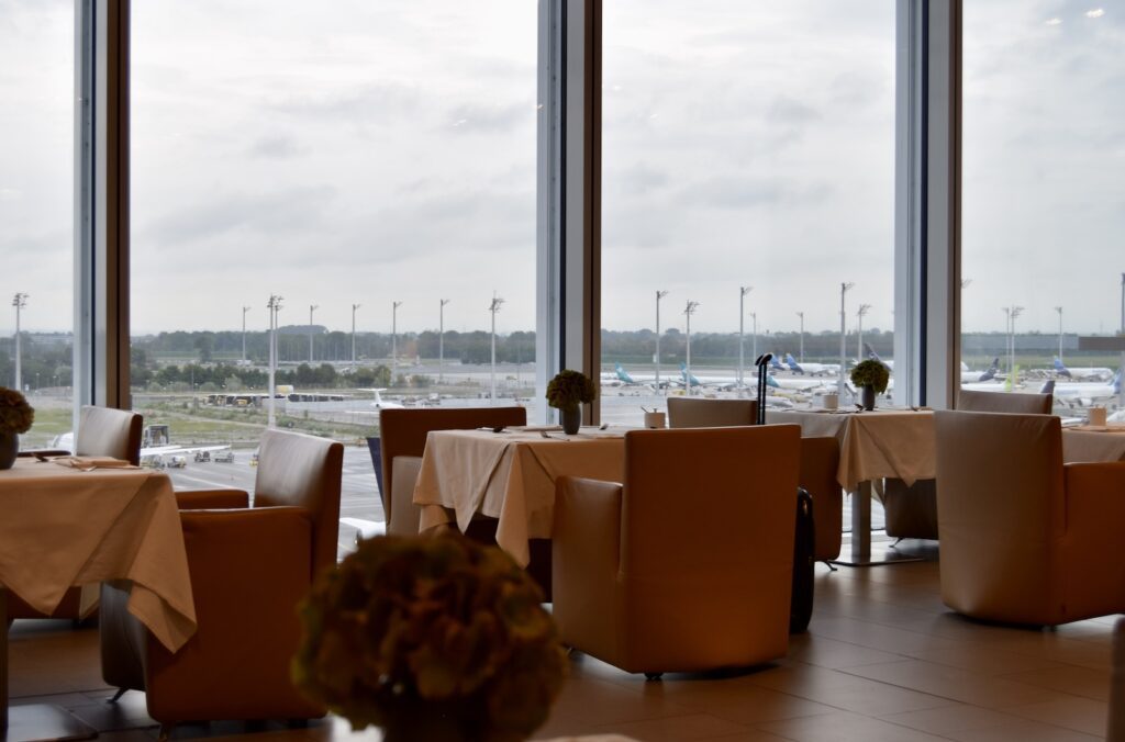 Himmel, Mobiliar, Stuhl, Fenster, Vase, Tisch, Im Haus, Esstisch, Aussicht, Sitzen, Boden, Essen, draußen