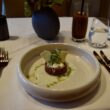 Platte, Tisch, Küchenutensil, Essen, Serviergeschirr, Tafelsilber, Gabel, Im Haus, Teller, Mahlzeit, Kulinarik, Porzellan, Löffel, Restaurant, Schüssel, Kochkunst, À-la-carte-Gerichte, Garnitur, Brunch, Service, Tafelmesser, Keramik, Vase, Küchenutensilien, weiß, Geschirr, Pflanze, Sitzen