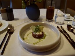 Platte, Tisch, Küchenutensil, Essen, Serviergeschirr, Tafelsilber, Gabel, Im Haus, Teller, Mahlzeit, Kulinarik, Porzellan, Löffel, Restaurant, Schüssel, Kochkunst, À-la-carte-Gerichte, Garnitur, Brunch, Service, Tafelmesser, Keramik, Vase, Küchenutensilien, weiß, Geschirr, Pflanze, Sitzen