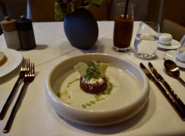 Platte, Tisch, Küchenutensil, Essen, Serviergeschirr, Tafelsilber, Gabel, Im Haus, Teller, Mahlzeit, Kulinarik, Porzellan, Löffel, Restaurant, Schüssel, Kochkunst, À-la-carte-Gerichte, Garnitur, Brunch, Service, Tafelmesser, Keramik, Vase, Küchenutensilien, weiß, Geschirr, Pflanze, Sitzen