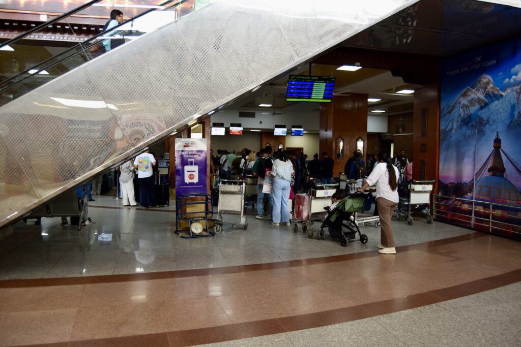 Decke, Im Haus, Einkaufszentrum, Kleidung, Empfangshalle, Boden, Flughafen, Menschen, Person, Gepäckabholung