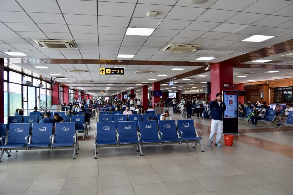 Decke, Im Haus, Menschen, Flughafen, Kleidung, Halle, Person, Boden, Groß, Gelände