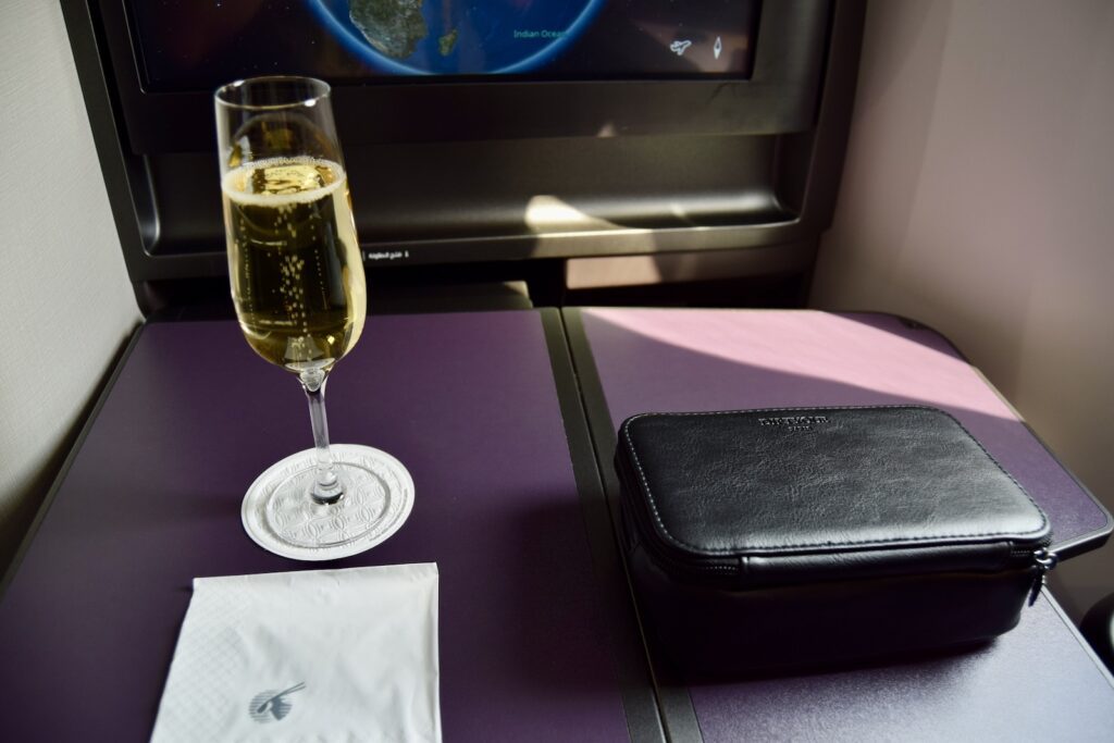 Drink, Weinglas, Wein, Tisch, Im Haus, Geschirr, Behälter, Sitzen, Wand