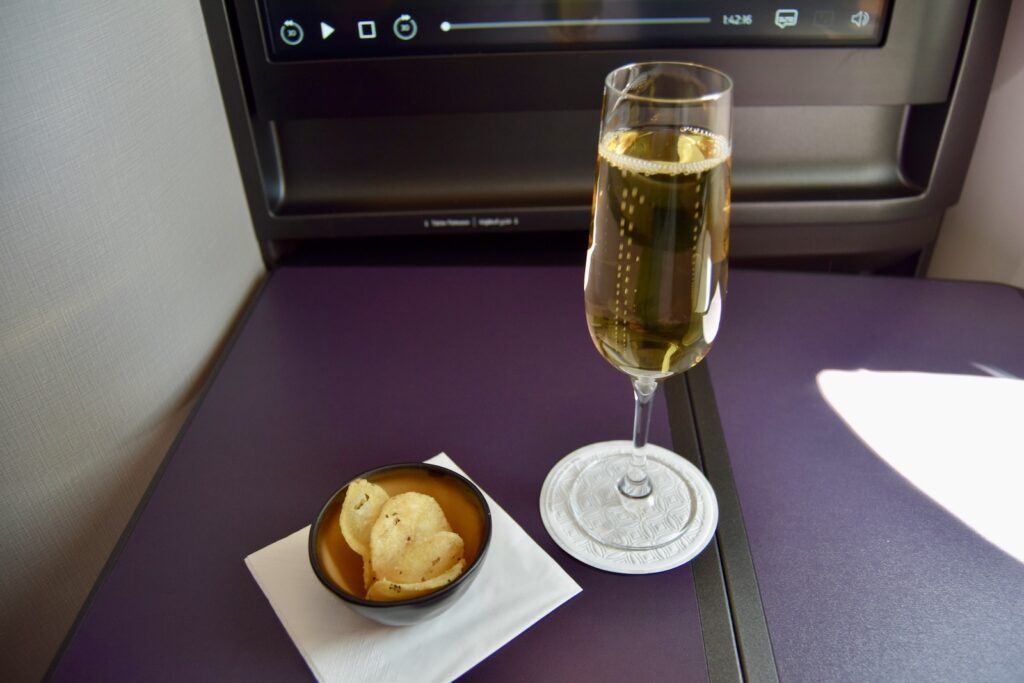 Geschirr, Drink, Im Haus, Weinglas, Tisch, Snack, Wein, Essen, Glas