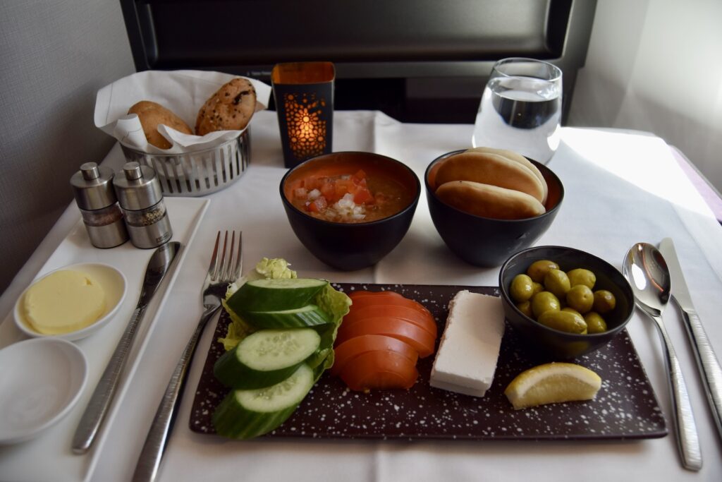 Essen, Geschirr, Mahlzeit, Im Haus, Platte, Tisch, Küchenutensil, Brunch, Schüssel, Gemüse, Zutaten, Frucht, Frühstück, Gabel, Kochkunst, Kulinarik, Teller, Mittagessen, Serviergeschirr, Tablett