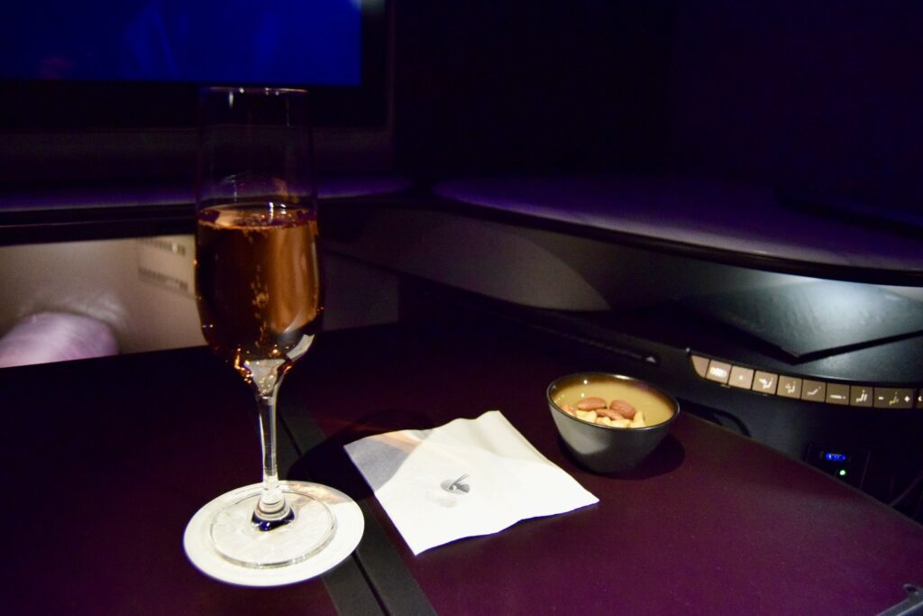 Geschirr, Im Haus, Tisch, Weinglas, Wein, Essen, Drink