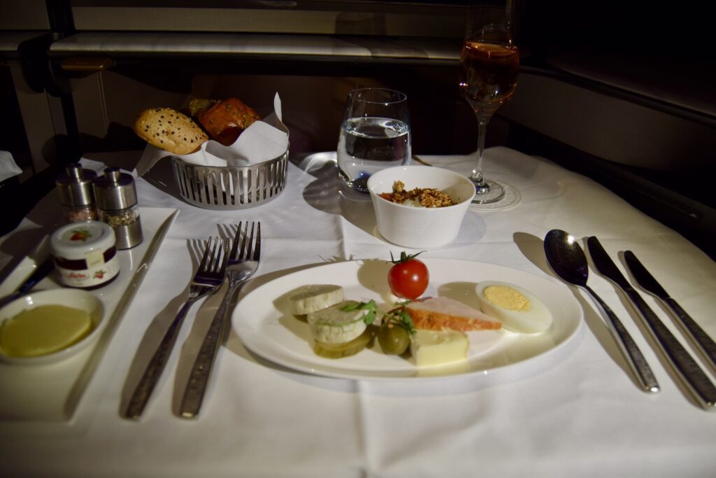 Geschirr, Essen, Mahlzeit, Küchenutensil, Platte, Tafelsilber, Gabel, Serviergeschirr, Im Haus, Kulinarik, Teller, Brunch, Abendessen, Weinglas, Stielglas, Löffel, Kochkunst, Service, Tafelmesser, À-la-carte-Gerichte, Drink, Cicchetti, Champagnerstielgläser, Restaurant, Trinkgefäß, Tischtuch, Küchenutensilien, Serviette, Mittagessen, Mahl, Tisch