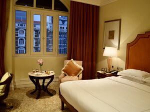 Im Haus, Mobiliar, Wand, Zimmer, Szene, Inneneinrichtung, Vorhang, Leinenstoffe, Bettwäsche, Kissen, Bettdecke, Fensterausstattung, Bettbezug, Fenster, Matratze, Nachttisch, Fensterabdeckung, Bettrahmen, Lampenschirm, Boden, Suite, Schlafzimmer, Bett, Boutique-Hotel, Schublade, Haus, Kaffeetisch, Lampe, Bettbehang, Tisch, Decke, Hotel, Stuhl