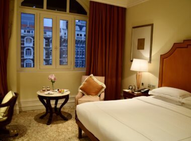 Im Haus, Mobiliar, Wand, Zimmer, Szene, Inneneinrichtung, Vorhang, Leinenstoffe, Bettwäsche, Kissen, Bettdecke, Fensterausstattung, Bettbezug, Fenster, Matratze, Nachttisch, Fensterabdeckung, Bettrahmen, Lampenschirm, Boden, Suite, Schlafzimmer, Bett, Boutique-Hotel, Schublade, Haus, Kaffeetisch, Lampe, Bettbehang, Tisch, Decke, Hotel, Stuhl