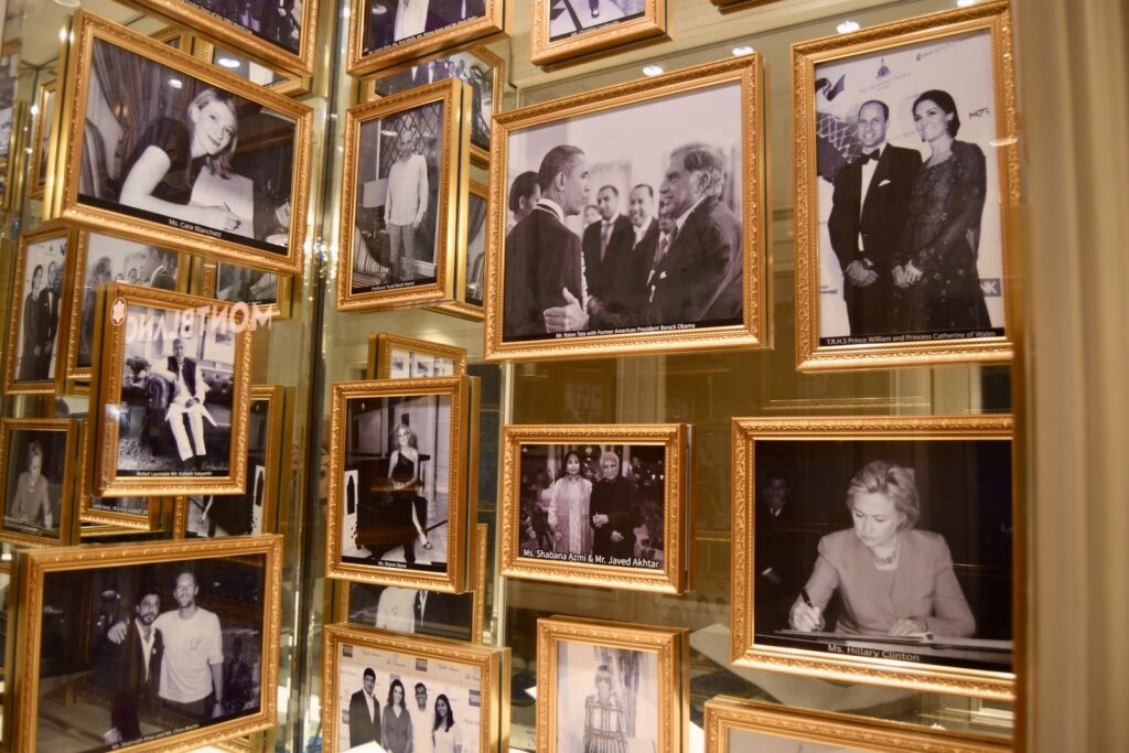 Bilderrahmen, Galerie, Sammlung, Im Haus, Bild, Kunstgalerie, Kunst, Kunstausstellung, Zimmer, Person, Bildende Kunst, Museum, Mann, Ausstellung, Wand